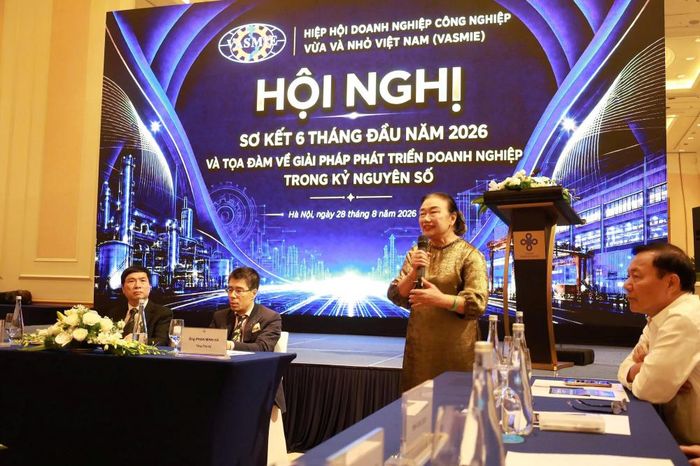 Bà Nguyễn Thị Cúc, Chủ tịch Hội Tư vấn Thuế Việt Nam, Trọng tài viên Trung tâm Trọng tài Quốc tế Việt Nam trao đổi với các đại biểu liên quan đến nghĩa vụ tài chính thuế