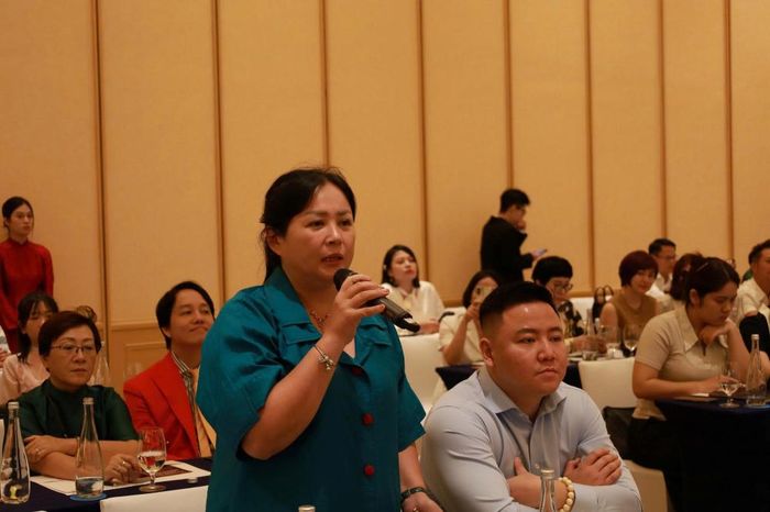 Các đại biểu đặt câu hỏi cho các chuyên gia tại Toạ đàm