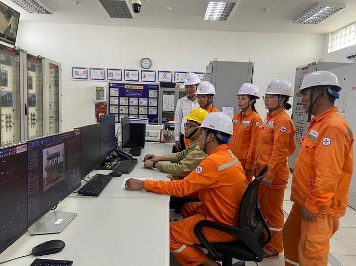 Xí nghiệp LĐCT Ninh Bình tiếp nhận chuyển giao công nghệ hệ thống pin lưu trữ BESS.