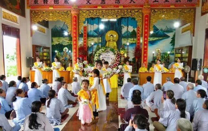 Các em Phật tử thực hiện nghi thức dâng hoa