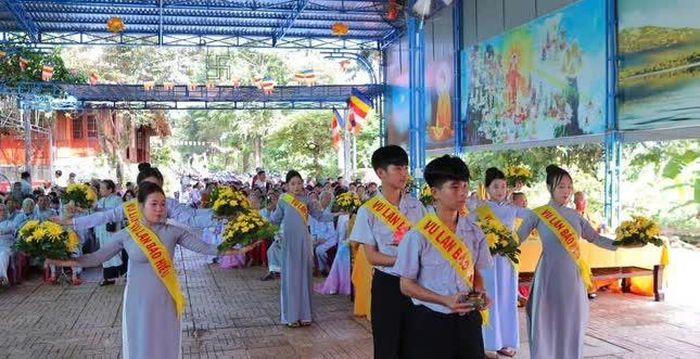Gia đình Phật tử dâng hoa 