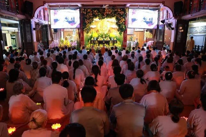 Hơn 2.000 Phật tử, người dân tham dự lễ hoa đăng tri ân cha mẹ, tưởng niệm anh hùng liệt sĩ nhân mùa Vu lan - Báo hiếu