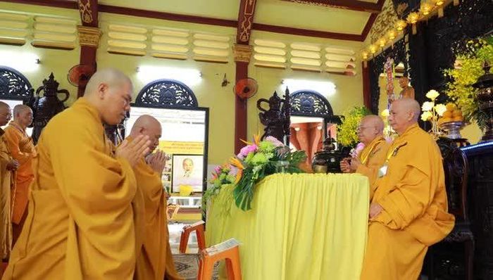 Chư Tăng tuần tự 3 vị theo hạ lạp tác pháp Tự tứ.