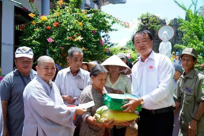 Chùa Bửu Nghiêm tặng quà đến người dân