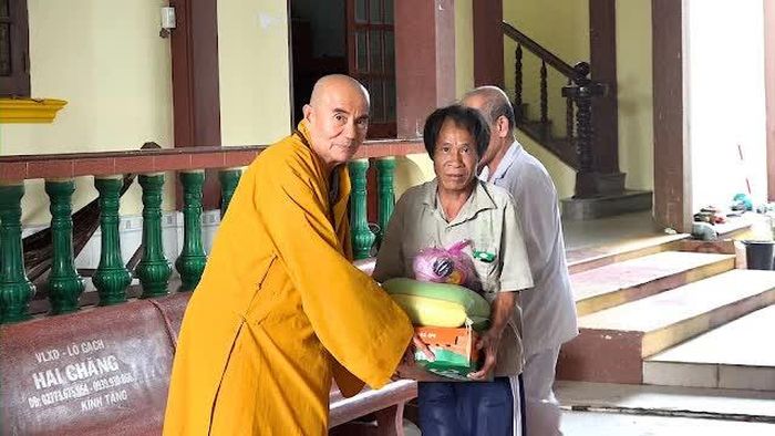Thượng tọa Thích Thiện Hữu trao quà