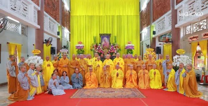 Chư vị giáo phẩm, chư Tăng Ni, Phật tử trong lễ tiên thường nhân tưởng niệm 14 năm ngày Trưởng lão Hòa thượng Thích Minh Châu viên tịch