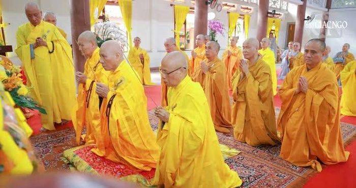 Chư vị giáo phẩm, chư Tăng Ni cử hành lễ tiên thường