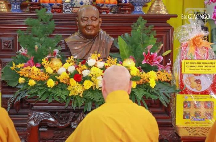 Tôn dung của Trưởng lão Hòa thượng được tôn trí tại giảng đường của thiền viện Vạn Hạnh