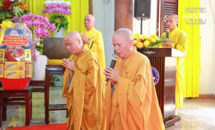 Thượng tọa Thích Tâm Chơn, tri sự thiền viện Vạn Hạnh đại diện môn đồ pháp quyến tác bạch tri ân phái đoàn