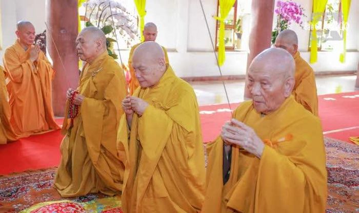 Trưởng lão Hòa thượng Thích Thiện Nhơn, Trưởng lão Hòa thượng Thích Thiện Pháp và Trưởng lão Hòa thượng Thích Huệ Minh thành kính dâng hương tưởng niệm Trưởng lão Hòa thượng Thích Minh Châu