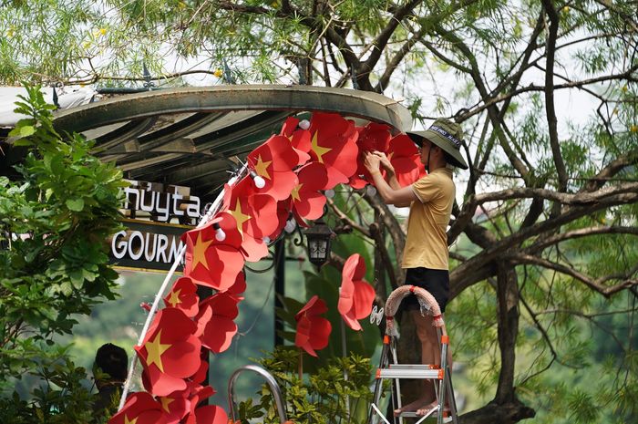 Nhiều điểm kinh doanh hiện cũng đang tất bật trang hoàng cờ hoa rực rỡ nhằm tạo ấn tượng và thu hút du khách ghé thăm.