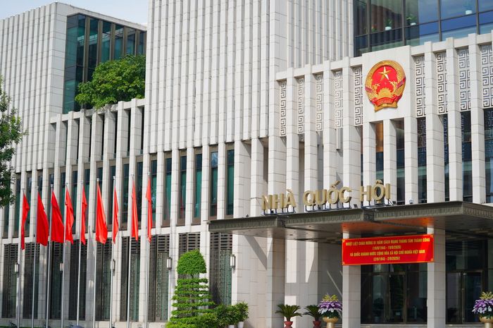 Tòa nhà Quốc hội trang nghiêm trong sắc đỏ rực rỡ của băng rôn chào mừng ngày Tết Độc lập.