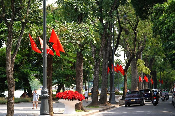 Cờ đỏ sao vàng tung bay rực rỡ trên phố Lê Thái Tổ tạo nên bầu không khí trang nghiêm, phấn khởi.