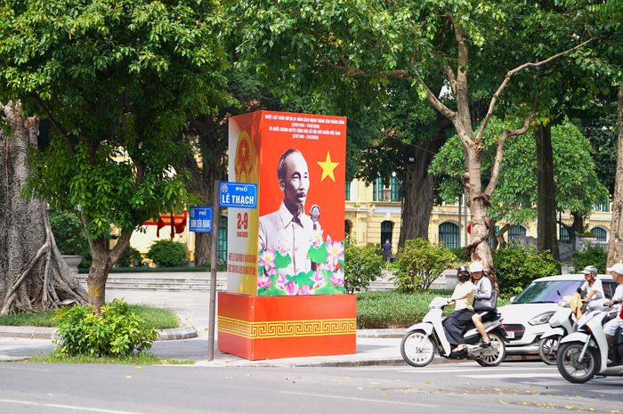 Những tấm pano nổi bật tại góc phố Đinh Tiên Hoàng, Lê Thạch trở thành điểm nhấn cho không gian đô thị hướng về ngày lễ lớn.