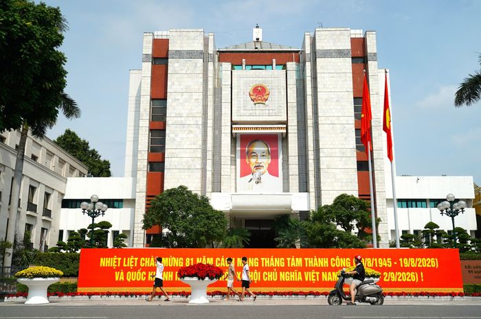 Khu vực trụ sở Thành ủy, HĐND, UBND thành phố Hà Nội và vườn hoa Lý Thái Tổ, không gian bừng sáng bởi hệ thống pano, băng rôn cùng sắc đỏ thắm của màu cờ Đảng, cờ Tổ quốc rực rỡ.