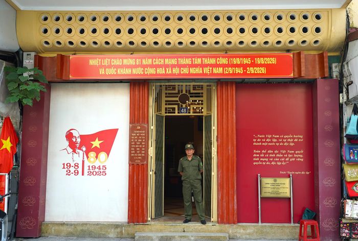 Tại di tích số 48 Hàng Ngang, nơi ghi dấu khoảnh khắc thiêng liêng khi Chủ tịch Hồ Chí Minh viết bản Tuyên ngôn Độc lập.