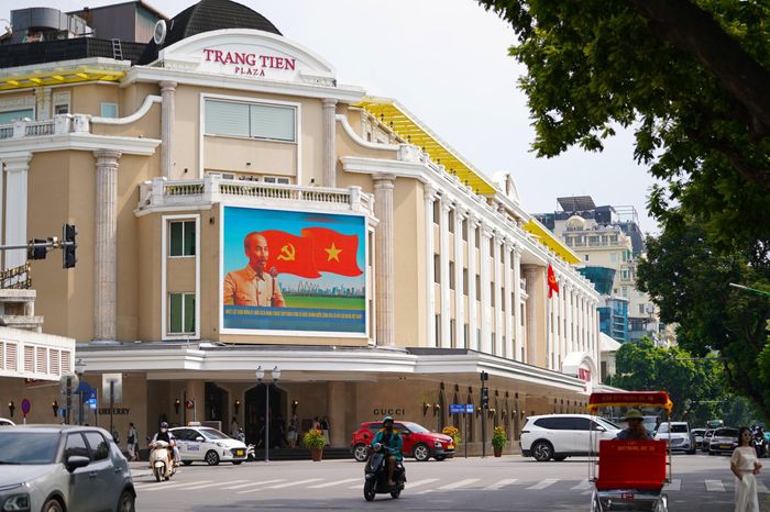 Hình ảnh Chủ tịch Hồ Chí Minh kính yêu đọc Tuyên ngôn Độc lập ngày 2/9/1945 được trình chiếu trên màn hình LED giữa lòng Thủ đô, gợi nhớ khoảnh khắc lịch sử thiêng liêng và niềm tự hào của dân tộc