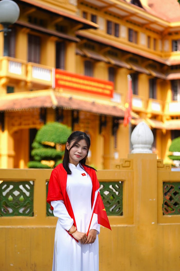"Cảm nhận được không khí rực rỡ sắc cờ Tổ quốc thắm tươi trên khắp các con phố Hà Nội, em cùng nhóm bạn đã tới Quảng trường Ba Đình để lưu giữ những khoảnh khắc thanh xuân đáng nhớ này" - bạn Hải Mỹ (21 tuổi, sinh sống tại quận Hai Bà Trưng) chia sẻ.