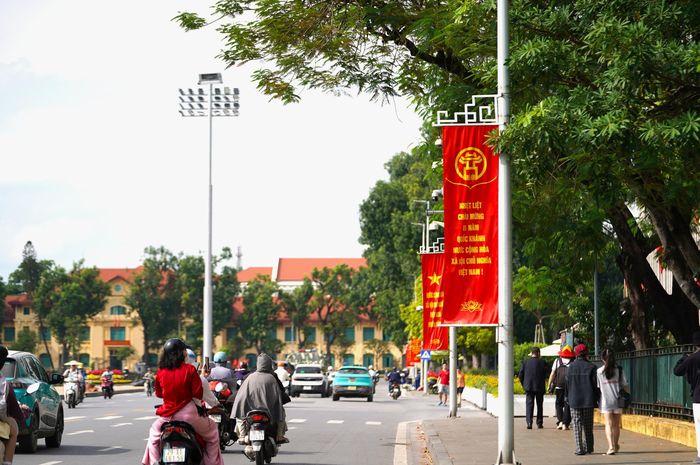 Trong những ngày cuối tháng Tám, Thủ đô Hà Nội bừng sáng với sắc cờ hoa rực rỡ cùng niềm tự hào dân tộc mãnh liệt.