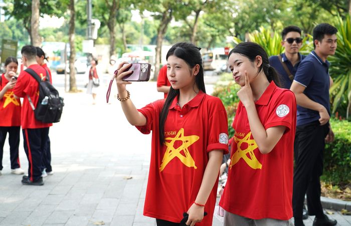 Trong tà áo rực rỡ sắc cờ Tổ quốc, các bạn học sinh Trường Ngô Gia Tự (Hà Đông) cùng nhau lưu giữ những kỷ niệm đầy ý nghĩa bên không gian Hồ Gươm.