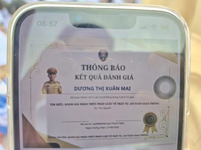 Các em học sinh được hướng dẫn kiểm tra kiến thức an toàn giao thông trên điện thoại di động.