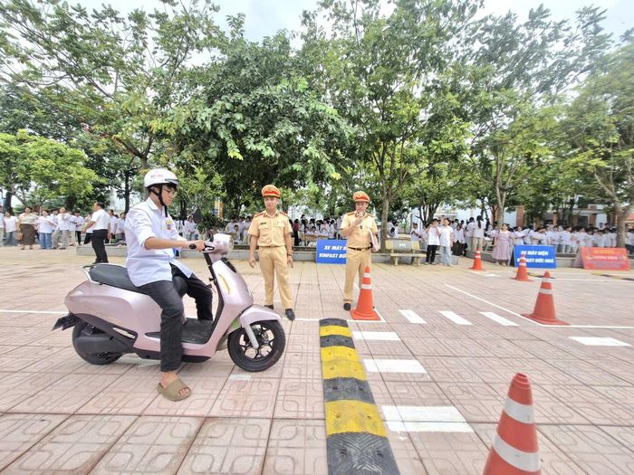 Các em học sinh được lực lượng Cảnh sát giao thông Thái Nguyên hướng dẫn kỹ năng điều khiển xe máy điện.