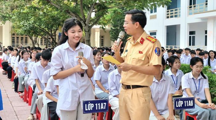 Các em học sinh Trường THPT Điềm Thụy tham gia giao lưu, trả lời câu hỏi của lực lượng Cảnh sát giao thông.