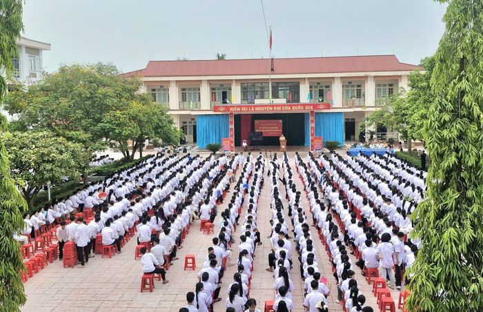 Buổi tuyên truyền thu hút đông đảo học sinh tham gia.