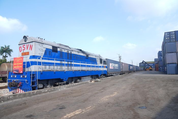 Tàu liên vận quốc tế chuyên tuyến container trên sân ga.