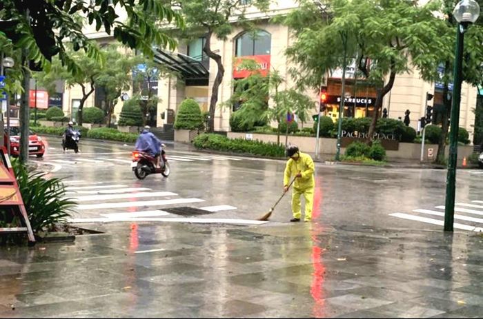 Công nhân các xí nghiệp thoát nước trên địa bàn Hà Nội được huy động ứng trực tối đa, xử lý khi có úng ngập xảy ra.