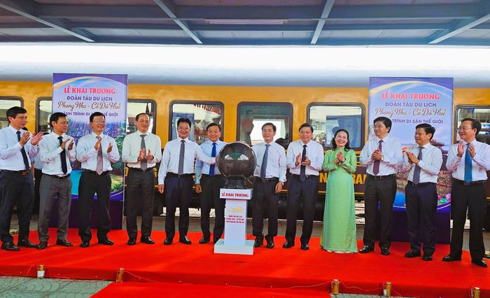 Thứ trưởng Bộ Xây dựng Nguyễn Danh Huy, Bí thư Tỉnh ủy Quảng Trị Nguyễn Văn Phương, Chủ tịch UBND tỉnh Quảng Trị Lê Hồng Vinh cùng các đại biểu thực hiện nghi thức khai trương đoàn tàu du lịch Huế - Phong Nha.