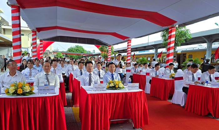 Thứ trưởng Bộ Xây dựng Nguyễn Danh Huy và lãnh đạo Tập đoàn Đường sắt Quốc gia Việt Nam và các đại biểu tại buổi lễ.