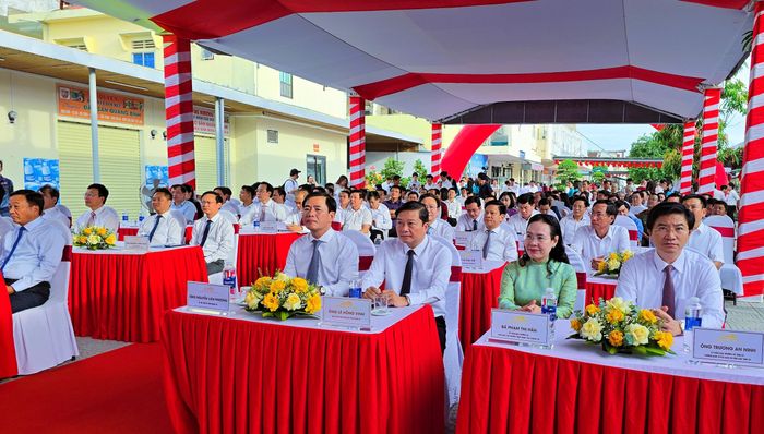 Lãnh đạo tỉnh Quảng Trị và các đại biểu tại buổi lễ.