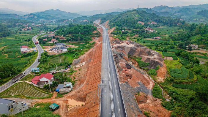 Một đoạn tuyến chính cao tốc Hữu Nghị - Chi Lăng đã cơ bản hoàn thành. 