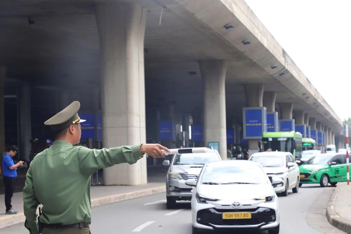Đợt ra quân nhằm chủ động phòng ngừa, xử lý các hành vi chèo kéo hành khách, gây mất an ninh trật tự và ùn tắc giao thông tại sân bay.