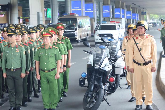 Lực lượng Công an, CSGT cùng các đơn vị khai thác tại sân bay phối hợp bảo đảm hoạt động đón, tiễn hành khách an toàn, thông suốt dịp lễ Quốc khánh.