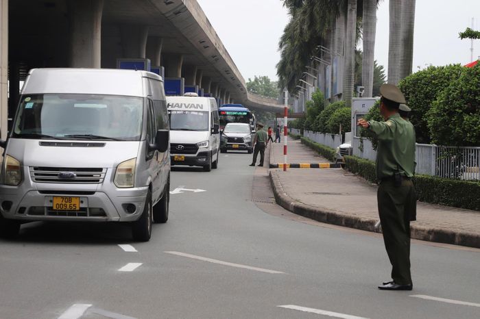 Sau lễ phát động, các lực lượng xuất phát triển khai nhiệm vụ tại các khu vực trọng điểm trong Cảng hàng không quốc tế Tân Sơn Nhất.
