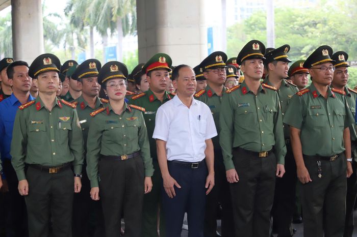Các lực lượng tham gia lễ ra quân bảo đảm an ninh trật tự, an toàn giao thông tại Cảng hàng không quốc tế Tân Sơn Nhất sáng 28/8.