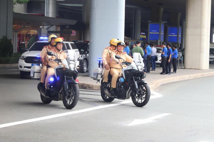 Lực lượng CSGT Tân Sơn Nhất phối hợp điều tiết giao thông, bảo đảm các luồng tuyến trước nhà ga thông thoáng trong dịp cao điểm lễ 2/9.