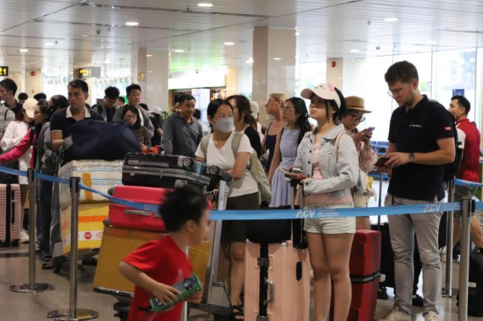 Dự báo lượng hành khách qua sân bay Tân Sơn Nhất dịp lễ Quốc khánh sẽ rất đông, khoảng 130.000 khách/ngày.