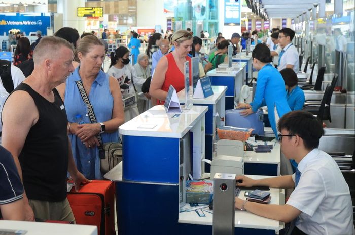 Hành khách của Vietnam Airlines làm thủ tục tại Cảng hàng không quốc tế Nội Bài.