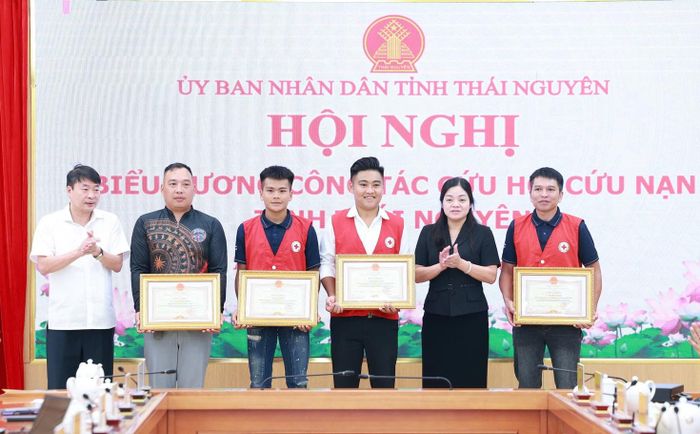 Các Phó chủ tịch UBND tỉnh Nguyễn Thị Loan, Trần Văn Hậu trao Bằng khen cho các cá nhân có thành tích xuất sắc.