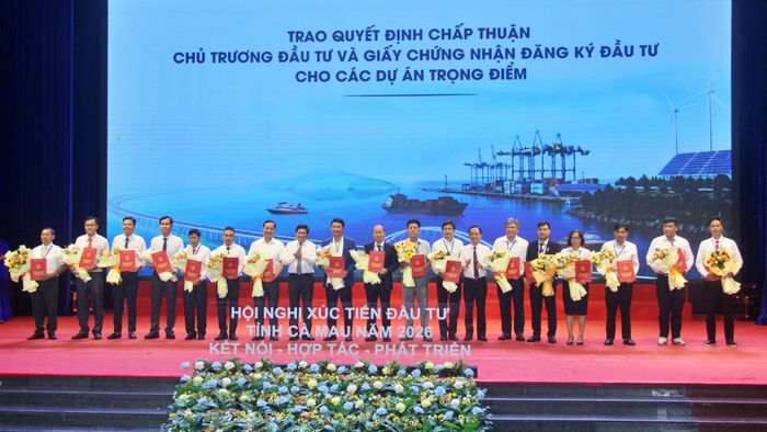 Lãnh đạo tỉnh Cà Mau trao Quyết định chấp thuận chủ trương đầu tư, Giấy chứng nhận đăng ký đầu tư cho các dự án trọng điểm.