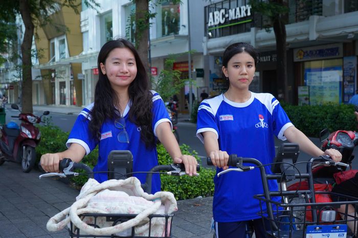 Khách hàng trẻ sử dụng xe đạp công cộng tại TP.HCM.