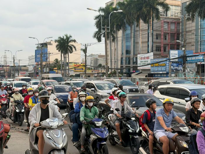Quốc lộ 13 quá tải nhiều năm nay, đặt ra nhu cầu cấp thiết nâng cấp, mở rộng.