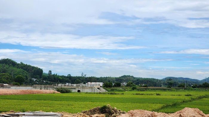 Dự án đường Hoàng Sa - Dốc Sỏi vướng mặt bằng khiến nhà thầu khó khăn trong bố trí thiết bị, máy móc triển khai thi công.