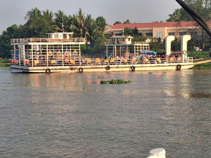 Vĩnh Long có gần 200 bến khách ngang sông.