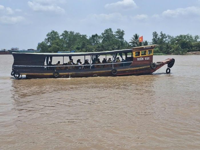 Quá trình hoạt động, các phương tiện đường thủy phải được trang bị đầy đủ thiết bị cứu hộ theo quy định.