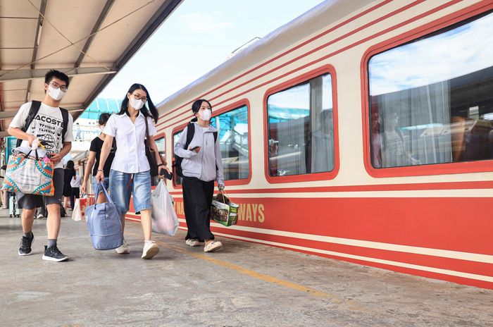 Tính đến ngày 28/8, đã có 125.000 vé tàu trên tất cả các tuyến trong đợt vận tải dịp nghỉ lễ Quốc khánh 2/9 được bán. Các chuyến tàu xuất phát từ ga Hà Nội và ga Sài Gòn trong hai ngày 28 và 29/8 gần như kín chỗ. Riêng tại ga Hà Nội, trong ngày 28/8 có 17 chuyến tàu xuất phát đi các tỉnh phía Nam, Hải Phòng và Lào Cai. Các chuyến tàu lập thêm, chủ yếu chạy vào buổi tối, hầu như đã hết vé.