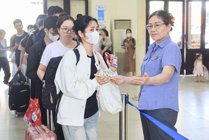 Bà Phạm Thị Anh Đào, Trạm trưởng Trạm Vận tải đường sắt Hà Nội, cho biết kỳ nghỉ lễ Quốc khánh năm nay kéo dài 5 ngày nên nhu cầu đi lại tăng cao. Các chuyến tàu xuất phát trong ngày 28/8, đặc biệt từ trưa đến tối, hầu như kín chỗ. Theo bà Đào, riêng các chuyến tàu đi Hải Phòng xuất phát vào sáng và chiều 28/8, lượng hành khách lên tàu tại ga Hà Nội đã gần 900 người mỗi chuyến.